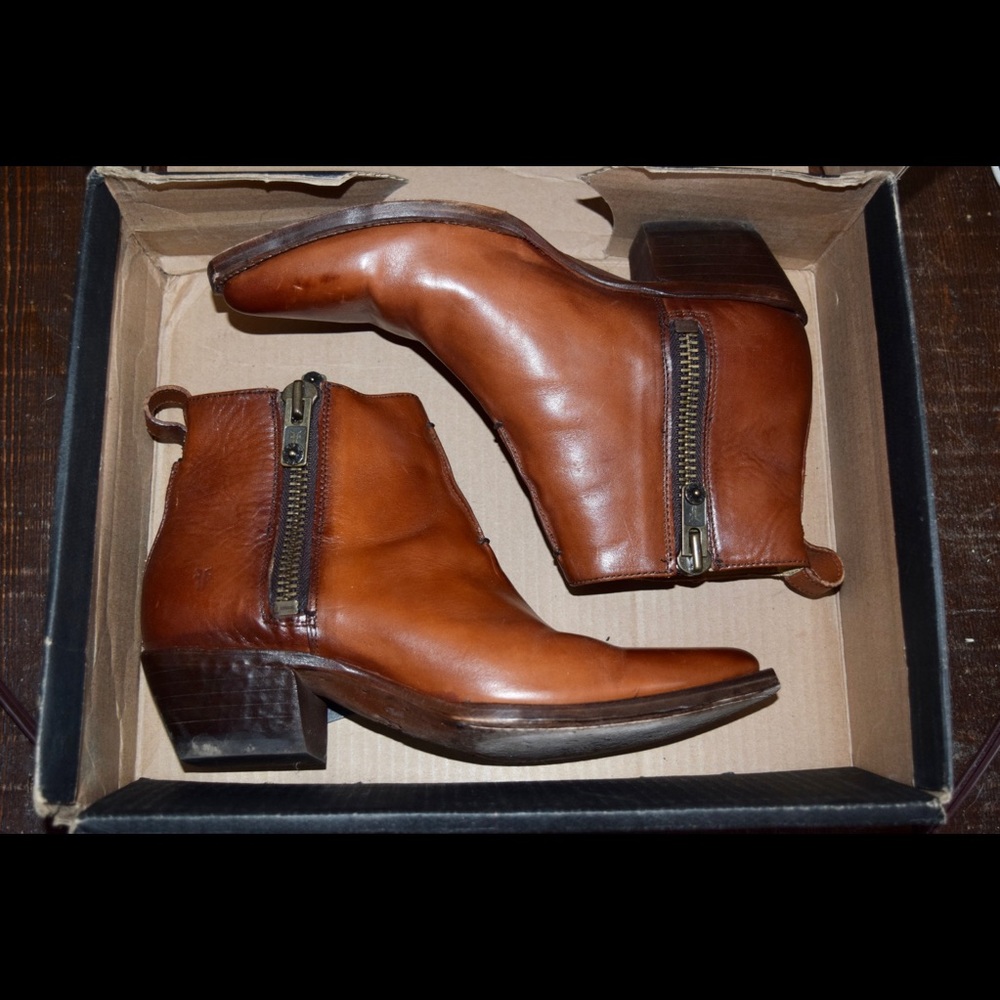 Frye Sacha Moto Shortie 8 Cognac